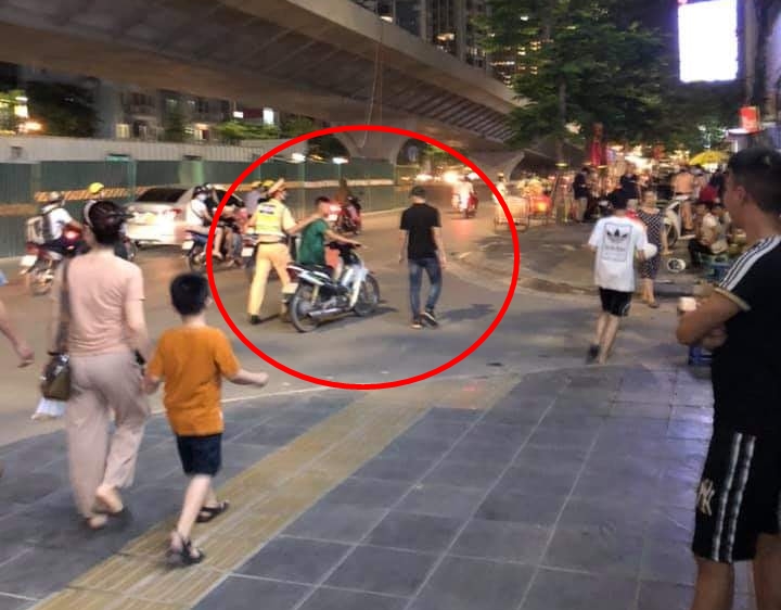 Thanh niên chạy xe máy liều lĩnh tạt đầu xe buýt để thông chốt 141 nhưng sau đó bị bắt