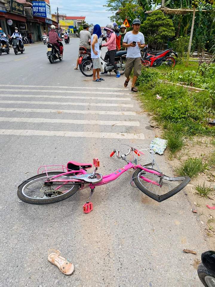 Chiếc xe máy của em học sinh lớp 2 tại hiện trường vụ tai nạn