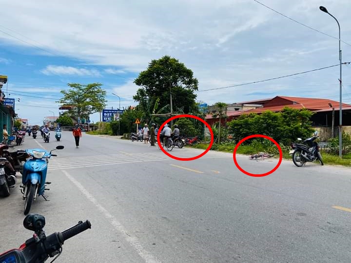 Hiện trường vụ tai nạn giao thông giữa xe máy với xe đạp tại tỉnh Nam Định vào trưa nay