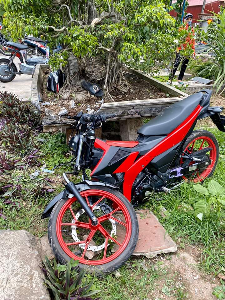 Còn đây là thiệt hại của chiếc xe máy khi tông vào xe đạp của em học sinh lớp 2