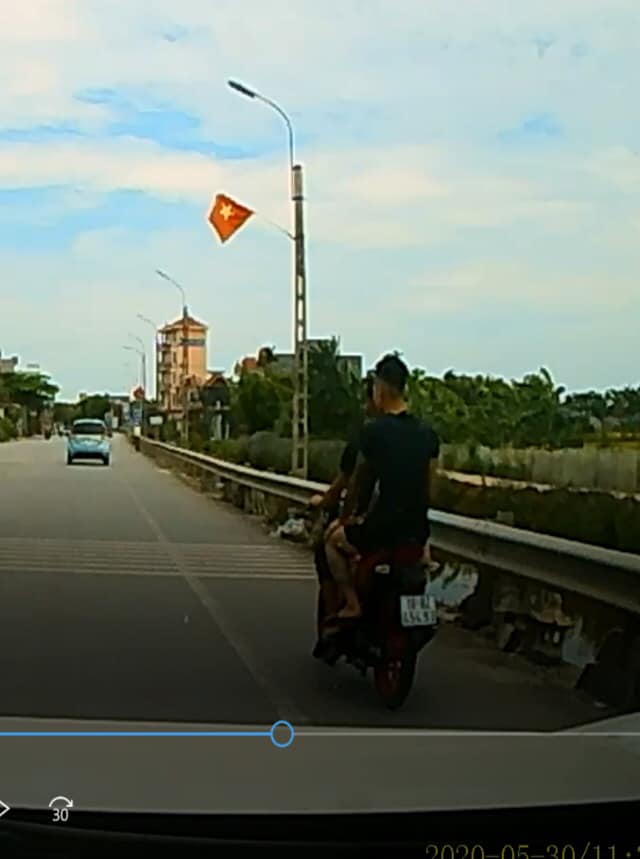Hình ảnh chụp lại từ camera hành trình của xe ô tô cho thấy 2 thanh niên chạy trên chiếc xe côn tay không đội mũ bảo hiểm