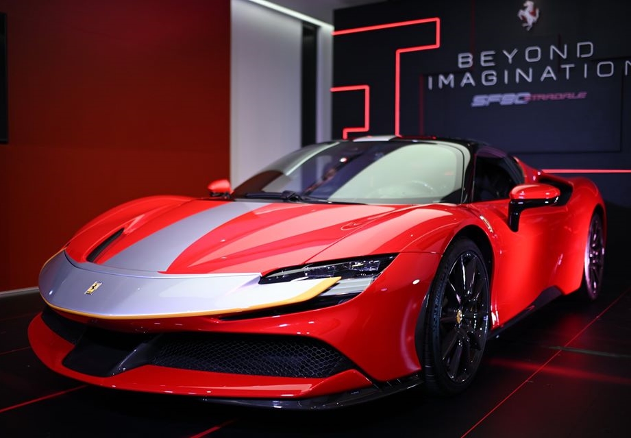 Cận cảnh siêu phẩm Ferrari SF90 Stradale mới đến Thái Lan