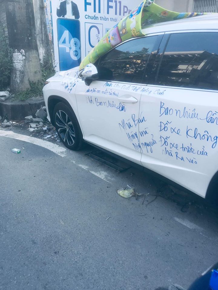 Có vẻ nhu đây không phải là lần đầu tiên chiếc SUV này đỗ chắn ở đây