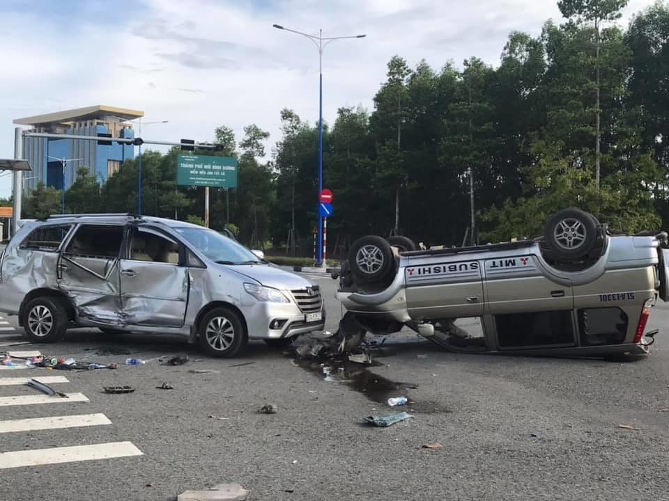 Chiếc Toyota Innova biến dạng sườn xe sau tai nạn Chiếc Toyota Innova biến dạng sườn xe sau tai nạn