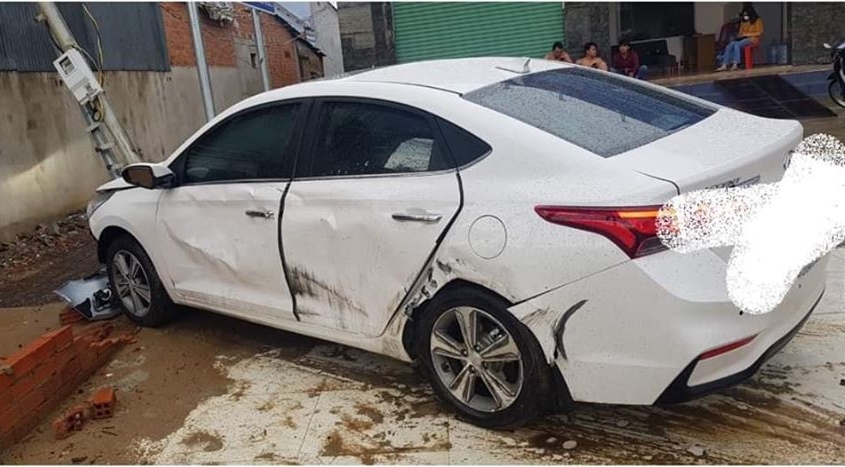 Còn đây là những hư hỏng bên hông xe Hyundai Accent Còn đây là những hư hỏng bên hông xe Hyundai Accent