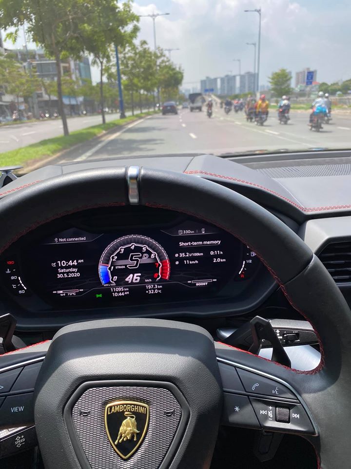 Chiếc Lamborghini Urus của Minh Nhựa chỉ mới chạy được hơn 11.000 km