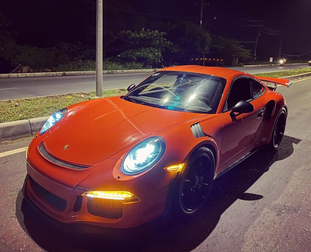 Chiếc siêu xe Porsche 911 GT3 RS này nhanh chóng được tháo đề-can bạc để lộ ra bộ áo cam nguyên bản của xe