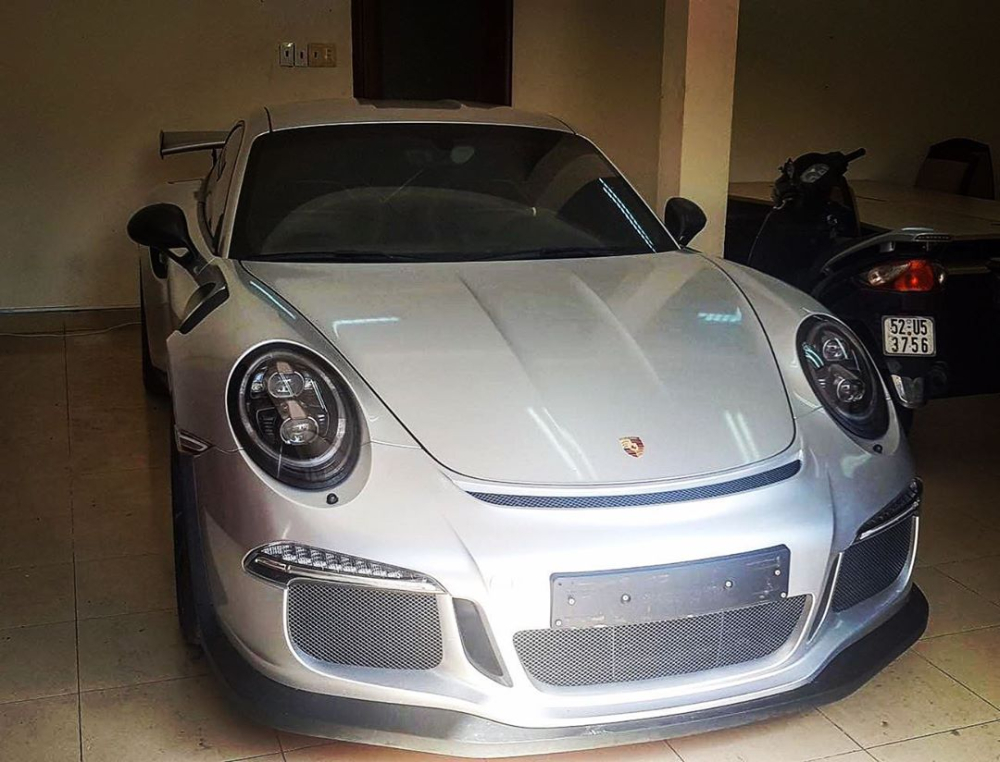 Chiếc siêu xe Porsche 911 GT3 RS nằm dưới hầm xe của tập đoàn Trung Nguyên
