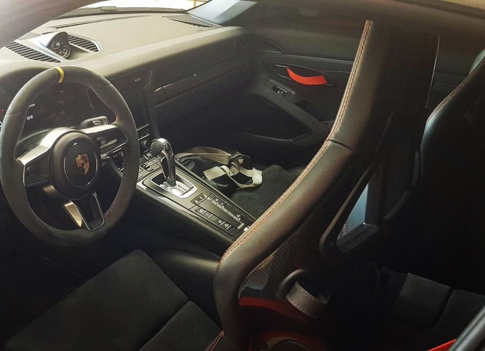 Nội thất siêu xe Porsche 911 GT3 RS mới được Chủ tịch Trung Nguyên bán lại