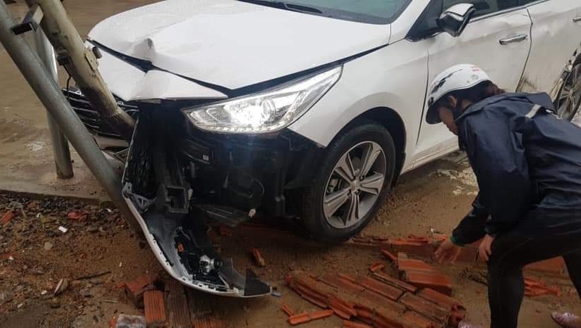 Thiệt hại phần đầu xe chiếc Hyundai Accent sau va chạm giao thông với xe container Thiệt hại phần đầu xe chiếc Hyundai Accent sau va chạm giao thông với xe container
