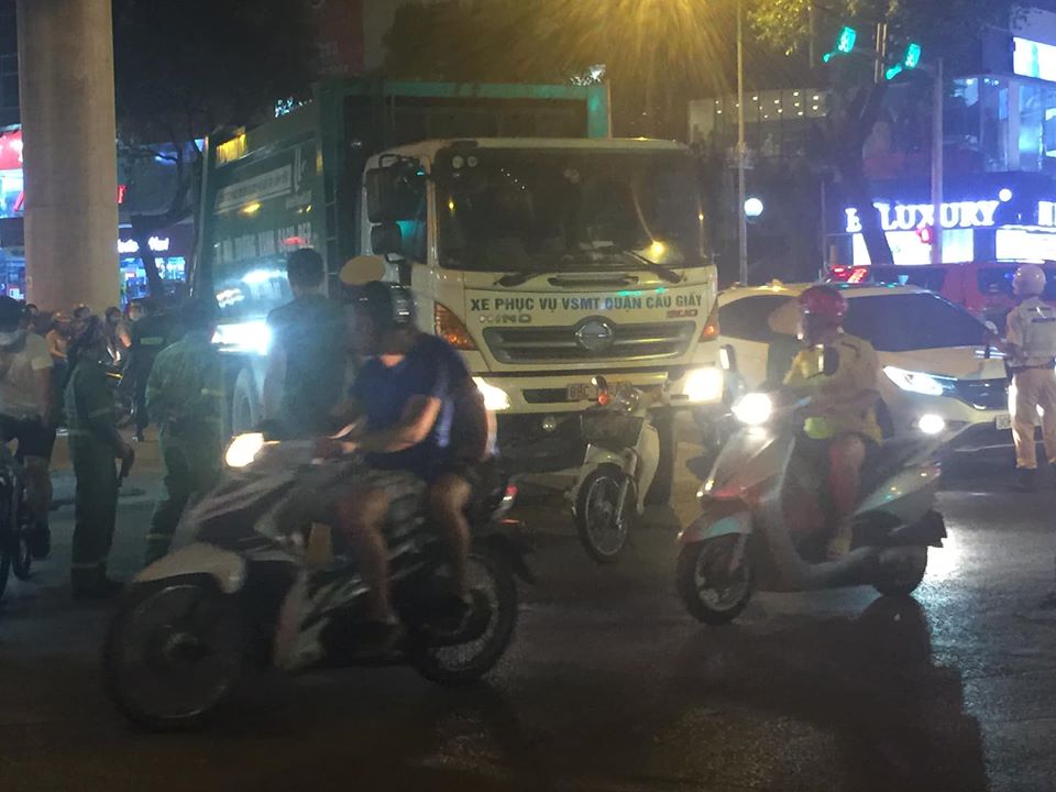 Vụ tai nạn g&acirc;y &ugrave;n tắc giao th&ocirc;ng tr&ecirc;n đường Cầu Giấy