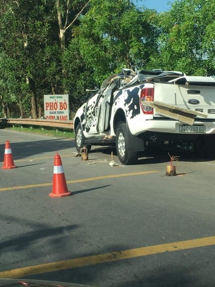 Chiếc xe b&aacute;n tải Ford Ranger bị hỏng nặng sau vụ tai nạn