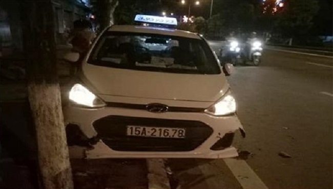 Chiếc taxi tại hiện trường vụ tai nạn