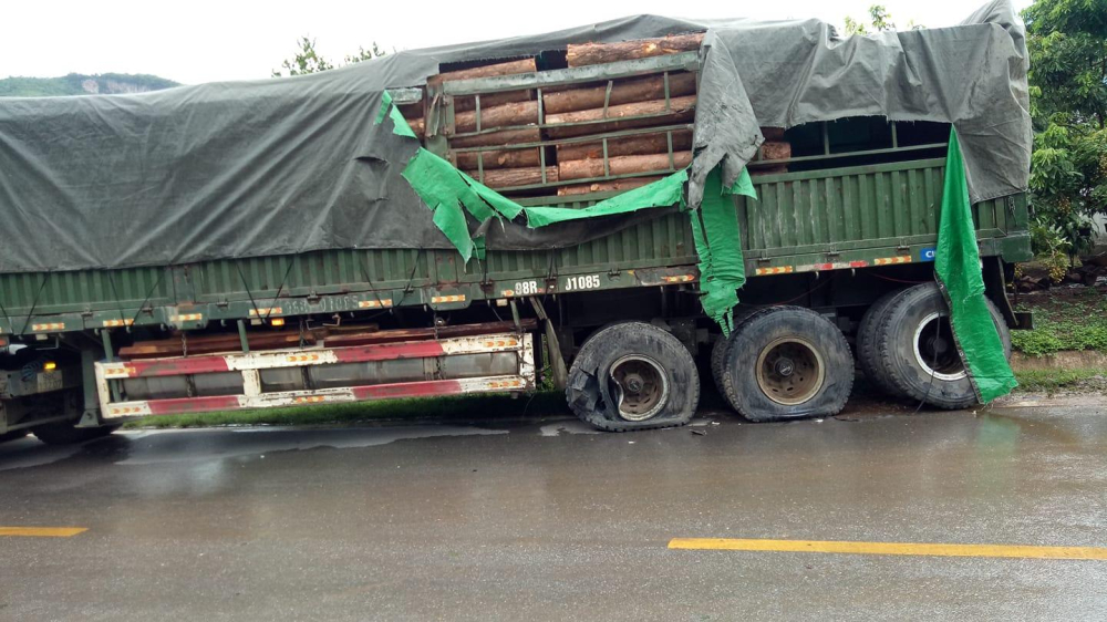 Chiếc xe đầu k&eacute;o chở gỗ bị nổ lốp