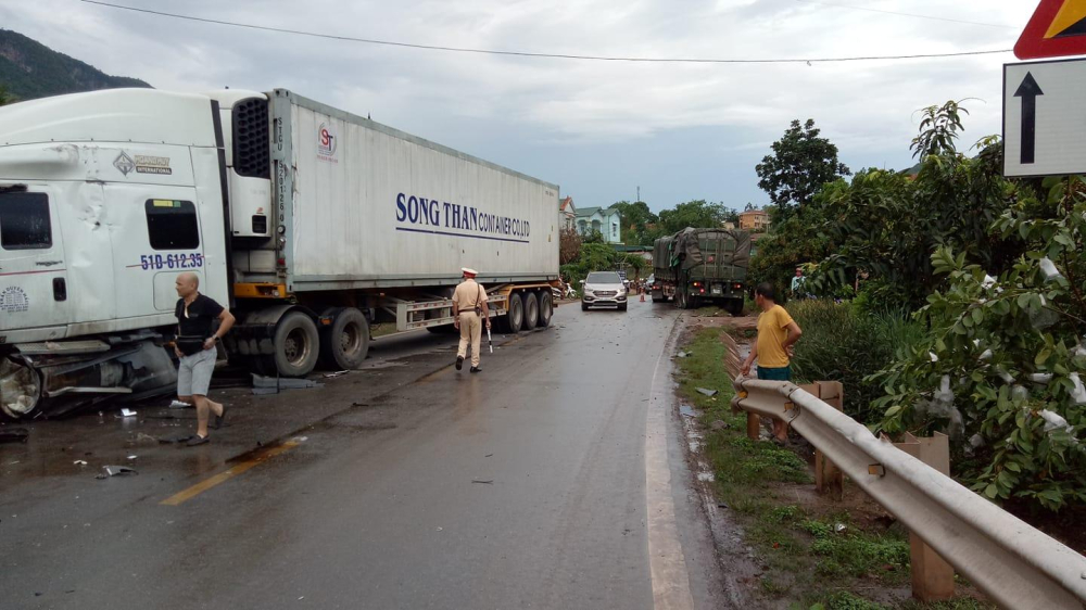 Chiếc xe container v&agrave; xe đầu k&eacute;o đều nằm ở 2 b&ecirc;n lề đường