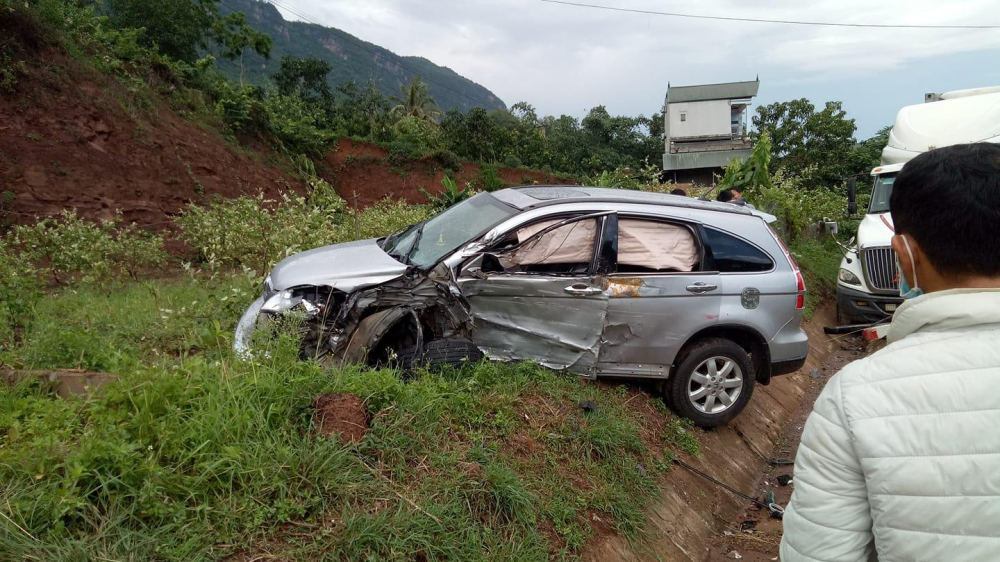 Chiếc Honda CR-V bay ra r&atilde;nh nước, nằm ở b&atilde;i cỏ b&ecirc;n đường
