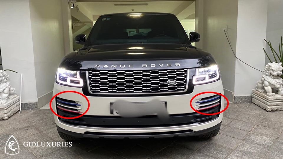 Dù đã che biển nhưng chiếc Range Rover Autobiography LWB đời 2018 này có các đặc điểm rất dễ nhận ra là chiếc xe từng thuộc sở hữu của Minh Nhựa với hốc gió trước dán đề-can 3 màu là xanh dương, trắng và đỏ