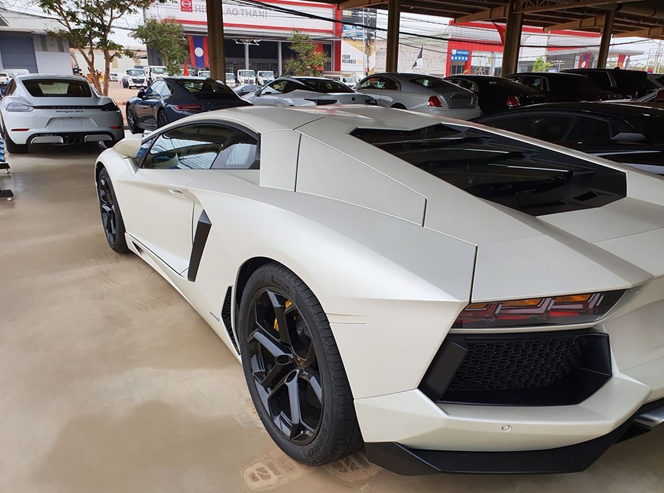 Lamborghini Aventador LP700-4 màu trắng và đỗ kế bên còn có một chiếc khác mang màu đen Lamborghini Aventador LP700-4 màu trắng và đỗ kế bên còn có một chiếc khác mang màu đen