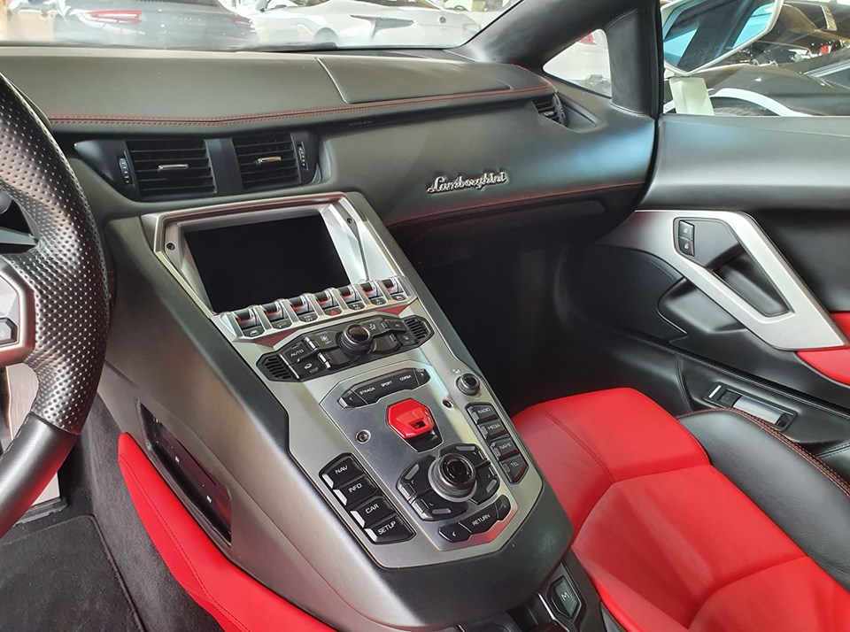 Bảng điều khiển của siêu xe Lamborghini Aventador LP700-4 Bảng điều khiển của siêu xe Lamborghini Aventador LP700-4
