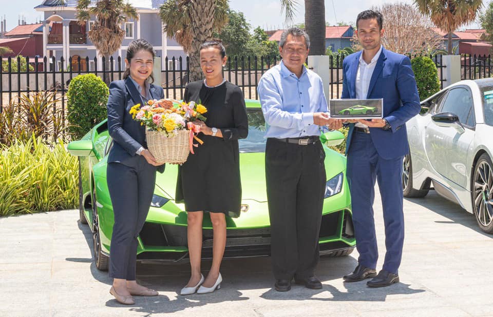 Đại gia Campuchia cùng vợ nhận bàn giao siêu xe Lamborghini Huracan EVO từ đại lý chính hãng