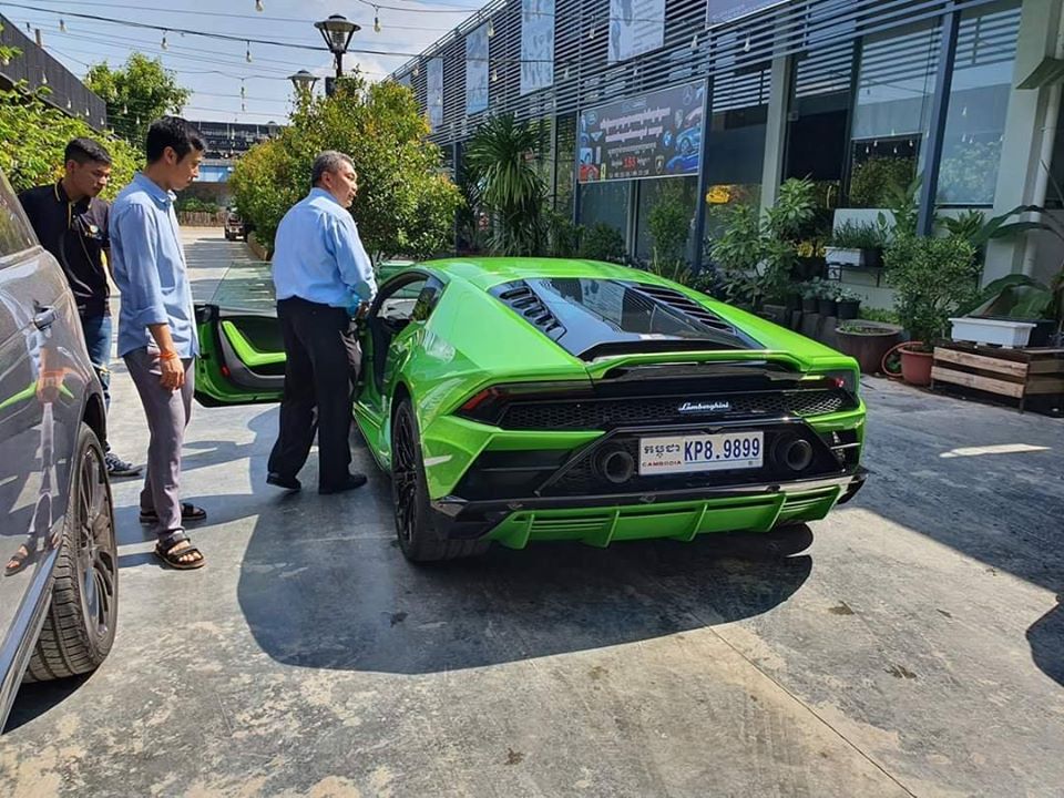 Đây được cho là chiếc siêu xe Lamborghini Huracan EVO thứ 2 tại Campuchia tìm thấy chủ nhân. Chiếc đầu tiên mang màu sơn cam