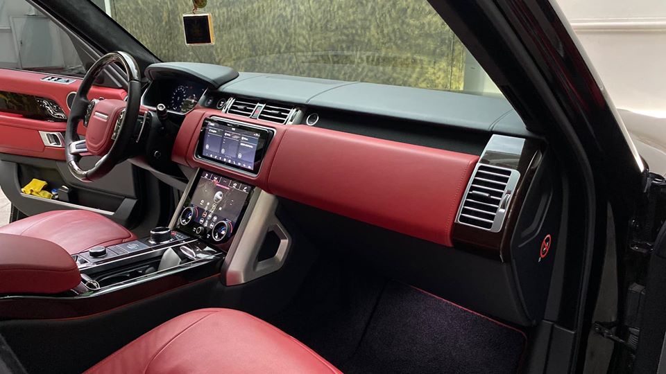 Nội thất chiếc Range Rover Autobiography LWB đời 2018 rao bán có màu đỏ hết sức đẹp mắt