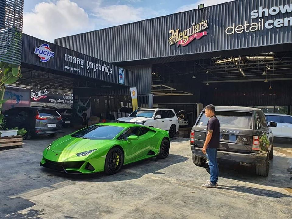 Chiếc siêu xe Lamborghini Huracan EVO nhanh chóng được chủ nhân cho đi làm đẹp