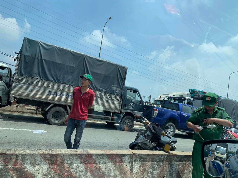 Chiếc ô tô còn lại là một xe bán tải