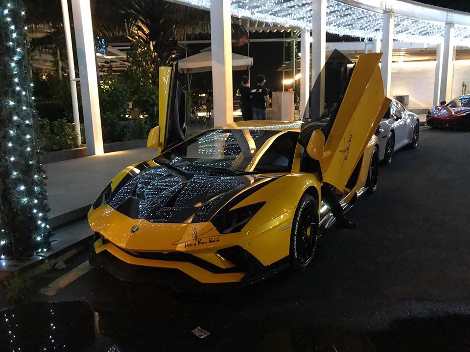 Siêu xe Lamborghini Aventador S LP740-4 tung cánh trước những chiếc siêu xe khác của đoàn Car Passion