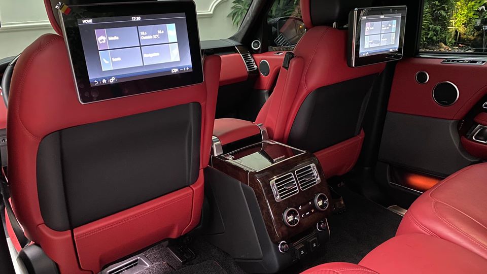 Hàng ghế sau của chiếc Range Rover Autobiography LWB đời 2018 đang rao bán từ 8 tỷ đồng