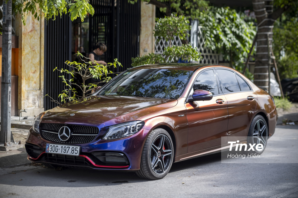 Mercedes-Benz C63 được độ lại dàn áo ngoài sang màu đặc biệt, giúp xe đổi màu tuỳ theo hướng nhìn.