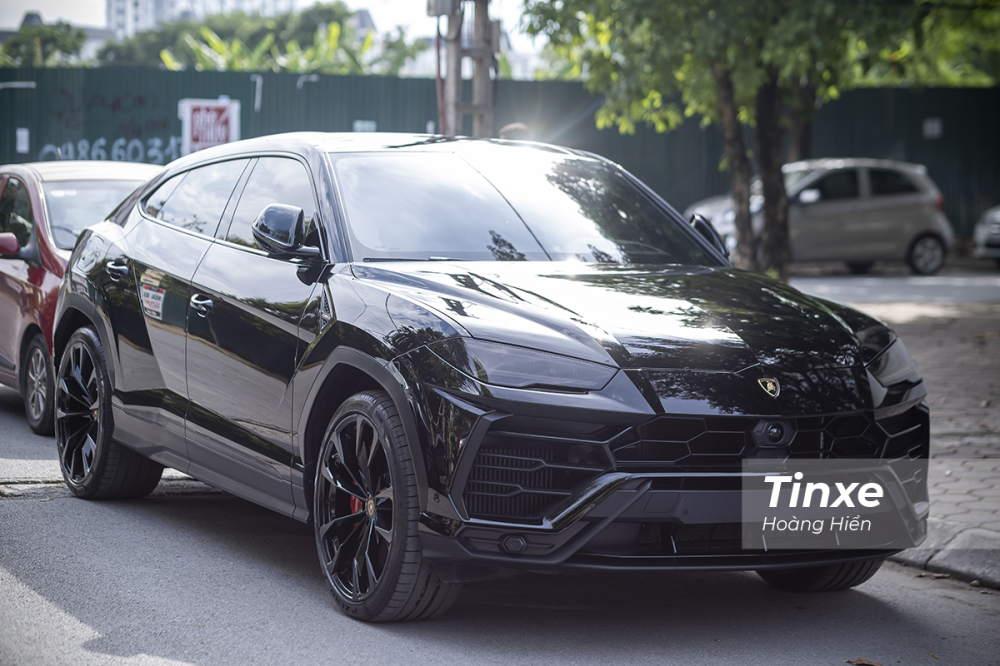 Lamborghini Urus màu đen đầu tiên về Việt Nam.