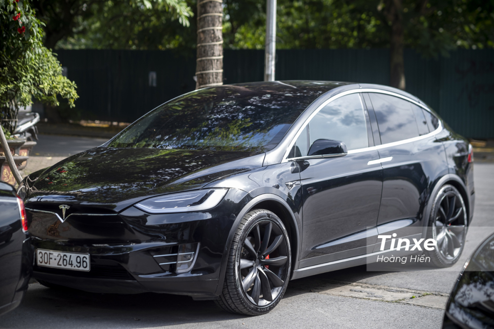 Tesla Model X P100D - mẫu xe điện duy nhất xuất hiện tại buổi gặp gỡ những chiếc siêu xe.