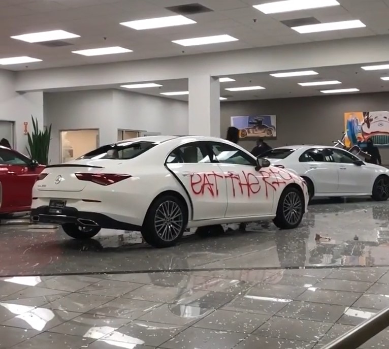 Showroom Mercedes-Benz tan t&agrave;nh sau khi bị đo&agrave;n người biểu t&igrave;nh c&agrave;n qu&eacute;t
