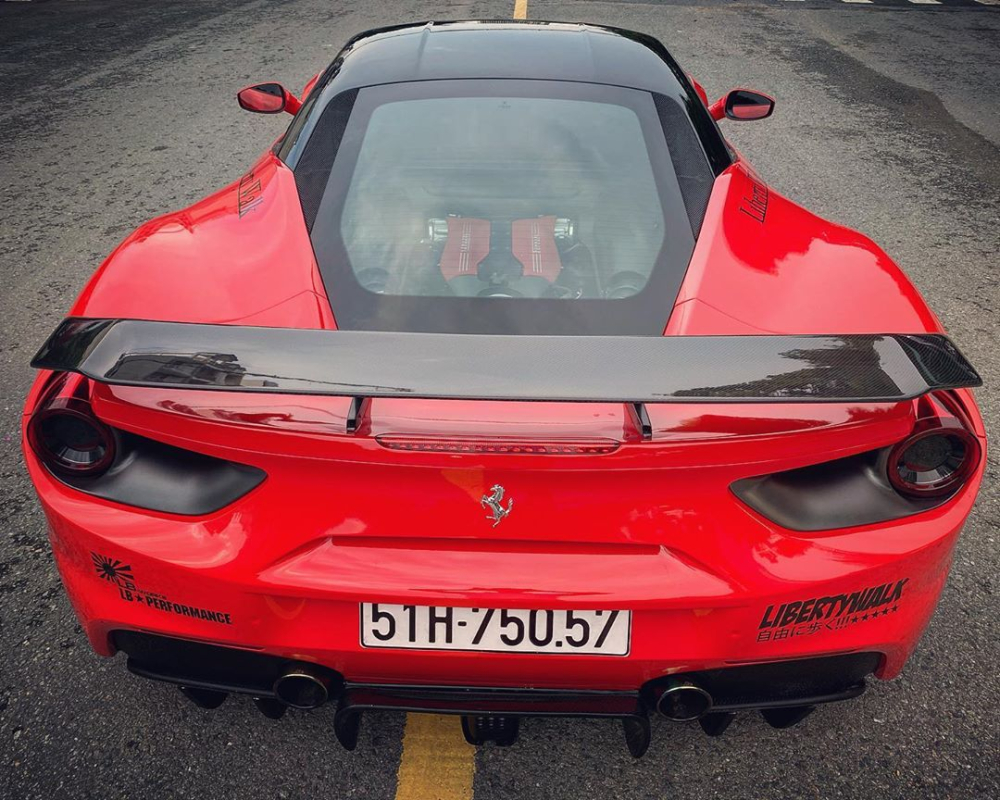 Vẻ đẹp của siêu xe Ferrari 488 GTB độ Liberty Walk độc nhất Việt Nam mới thay áo sang màu đỏ