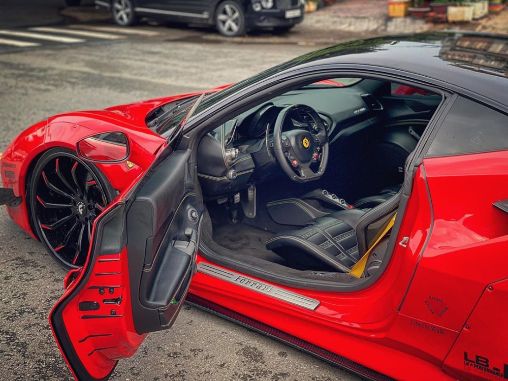 Nội thất siêu xe Ferrari 488 GTB độ Liberty Walk độc nhất Việt Nam