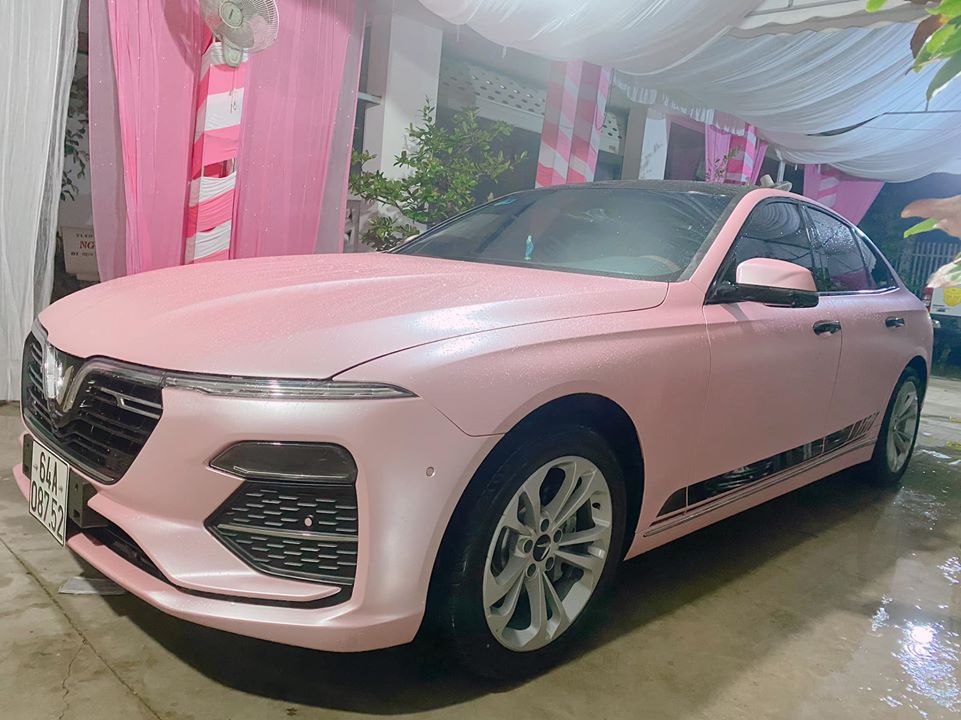 Thay áo cho VinFast Lux A2.0 sang màu hồng bằng đề-can