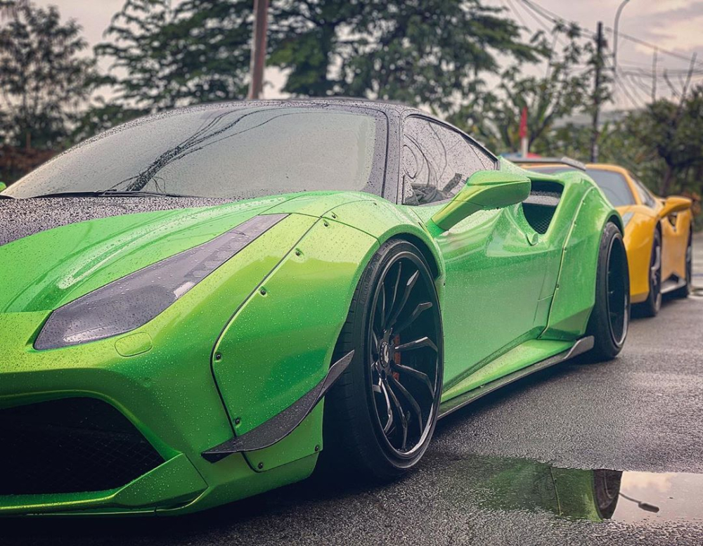 Chiếc siêu xe Ferrari 488 GTB độ Liberty Walk lúc thay áo sang màu xanh lá