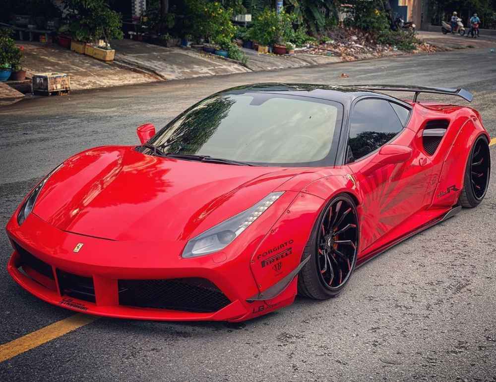 Chiếc siêu xe Ferrari 488 GTB độ Liberty Walk độc nhất Việt Nam được chủ nhân thay áo sang màu đỏ, màu sơn truyền thống của hãng siêu xe Ý này
