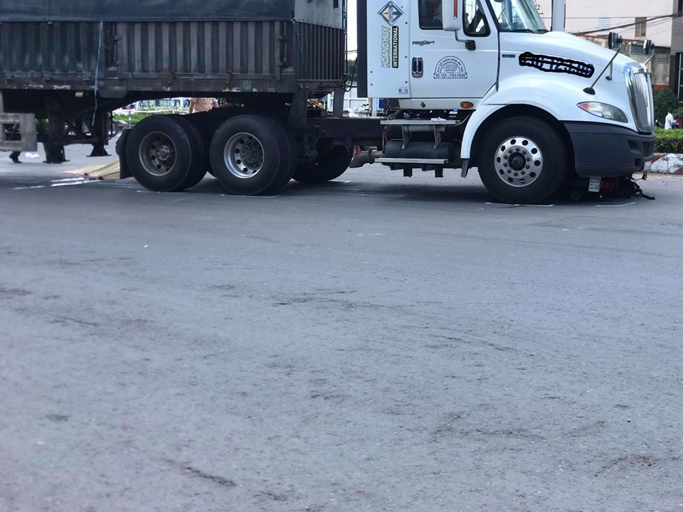 Hiện trường vụ tai nạn giữa xe đầu k&eacute;o v&agrave; xe m&aacute;y tại v&ograve;ng xoay ng&atilde; ba Trung Lương