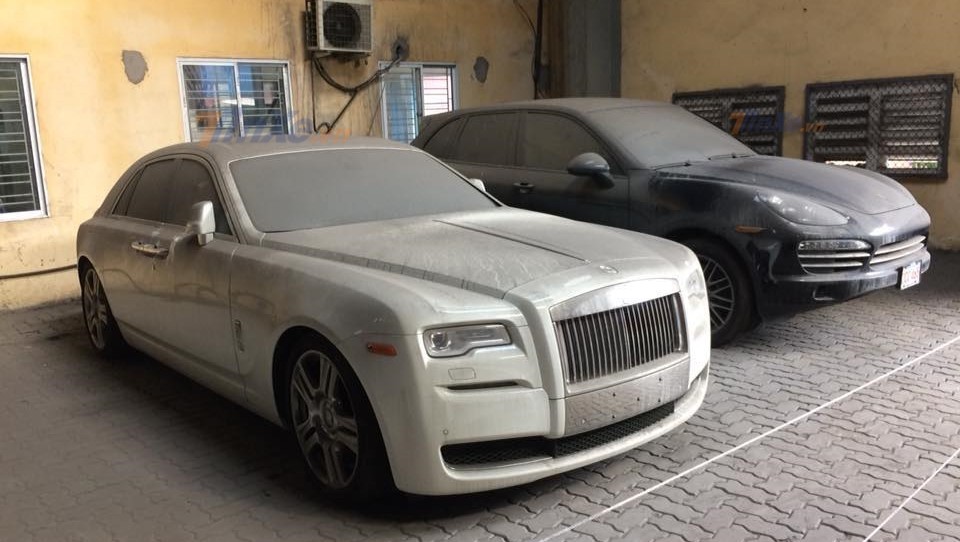 Rolls-Royce Ghost đỗ c&ugrave;ng Porsche Cayenne với ngoại thất đ&oacute;ng bụi d&agrave;y đặc khiến cư d&acirc;n mạng ngao ng&aacute;n: Ph&iacute; của giời