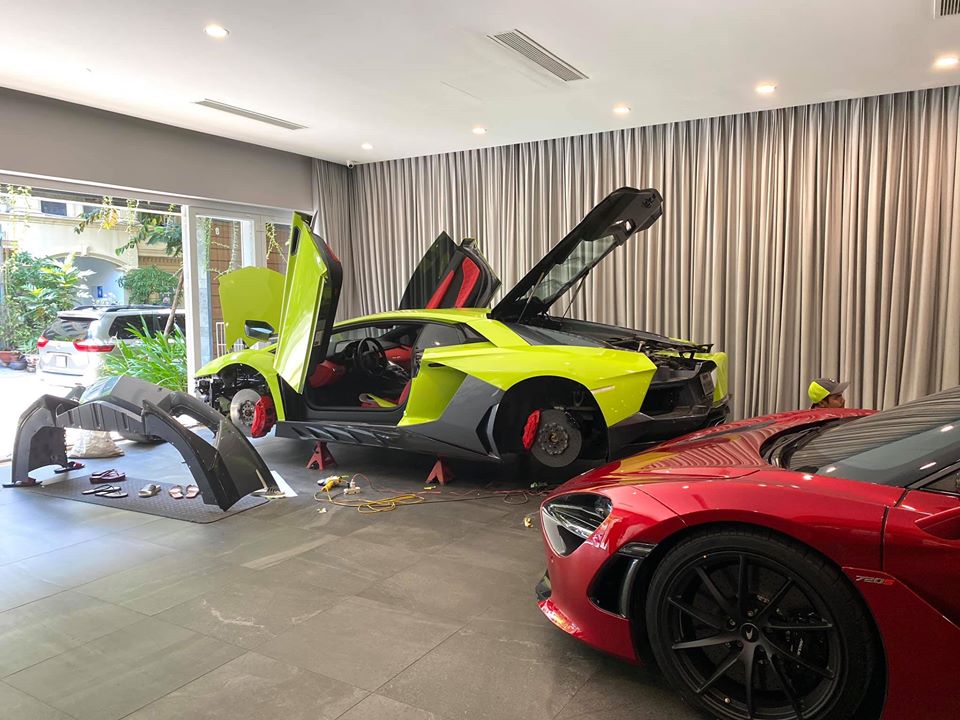 Hiện siêu xe Lamborghini Aventador LP700-4 có gói độ Novitec này đã được trưởng đoàn Car Passion cho thay áo sang màu xanh neon