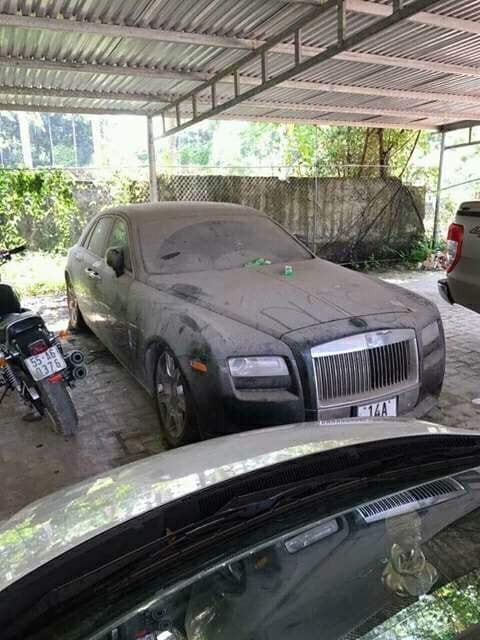 Một chiếc Rolls-Royce Ghost mang biển số Quảng Ninh cũng c&oacute; t&igrave;nh cảnh đ&oacute;ng bụi d&agrave;y đặc. Chiếc xe si&ecirc;u sang n&agrave;y nằm trong l&ocirc; xe nhập lậu của Dũng mặt sắt