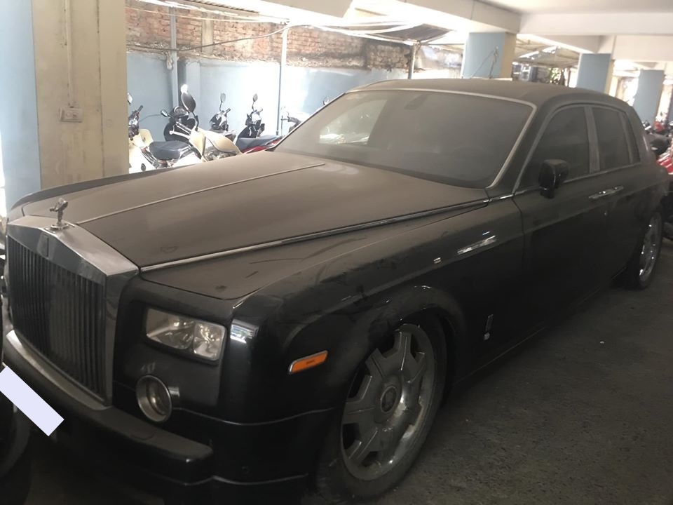 Rolls-Royce Phantom của đại gia Việt ngủ nướng dưới hầm gửi xe nhiều năm khiến ngoại thất đ&oacute;ng bụi d&agrave;y đặc