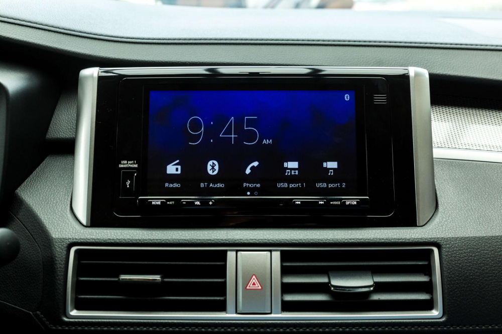 M&agrave;n h&igrave;nh giải tr&iacute; 7 inch c&oacute; hỗ trợ kết nối Apple CarPlay v&agrave; Android Auto