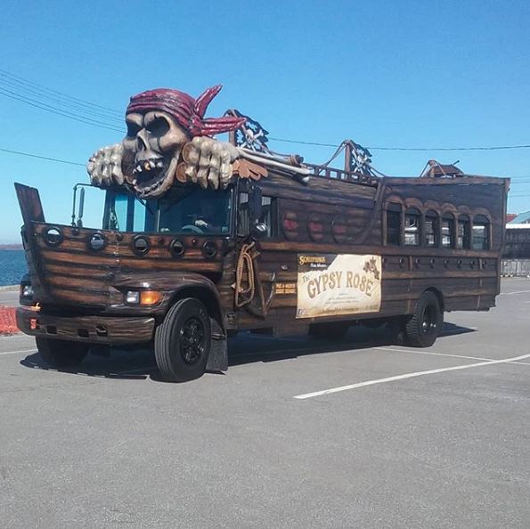 Gypsy Rose l&agrave; một chiếc xe bu&yacute;t mang chủ đề cướp biển với chỗ ngồi cho 26 h&agrave;nh kh&aacute;ch