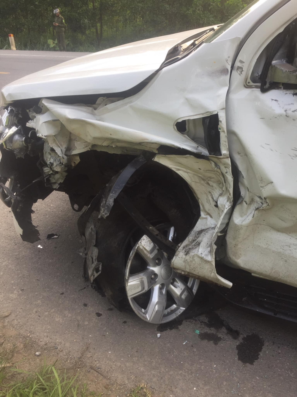 Đầu xe Ford Everest hư hỏng nặng sau c&uacute; đ&acirc;m mạnh