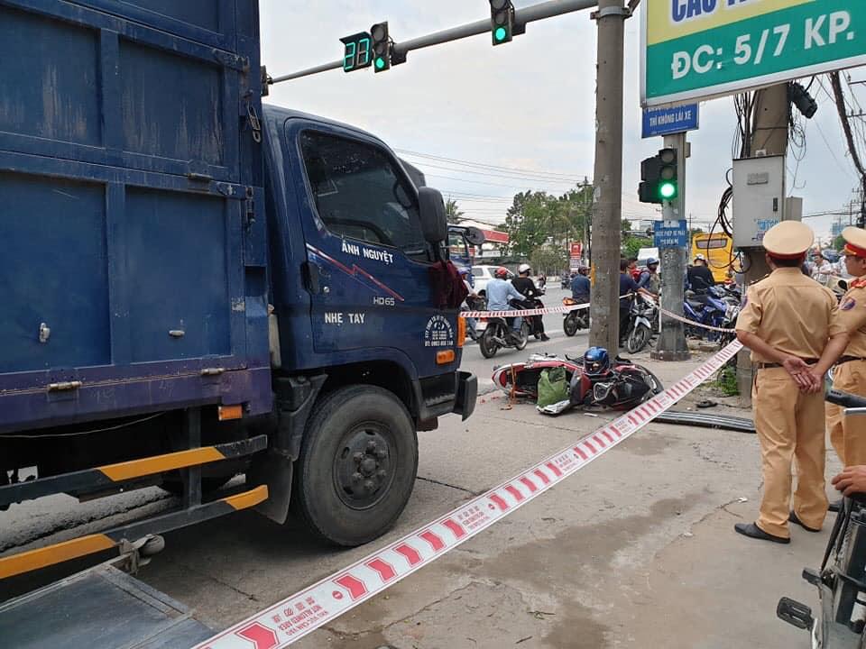 Lực lượng chức năng c&oacute; mặt tại hiện trường vụ tai nạn