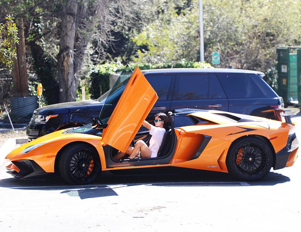 Em gái cô Kim Em gái cô Kim siêu vòng ba còn sở hữu một chiếc siêu xe Lamborghini Aventador SV LP750-4 phiên bản mui trần chỉ có 500 xe trên toàn thế giới.