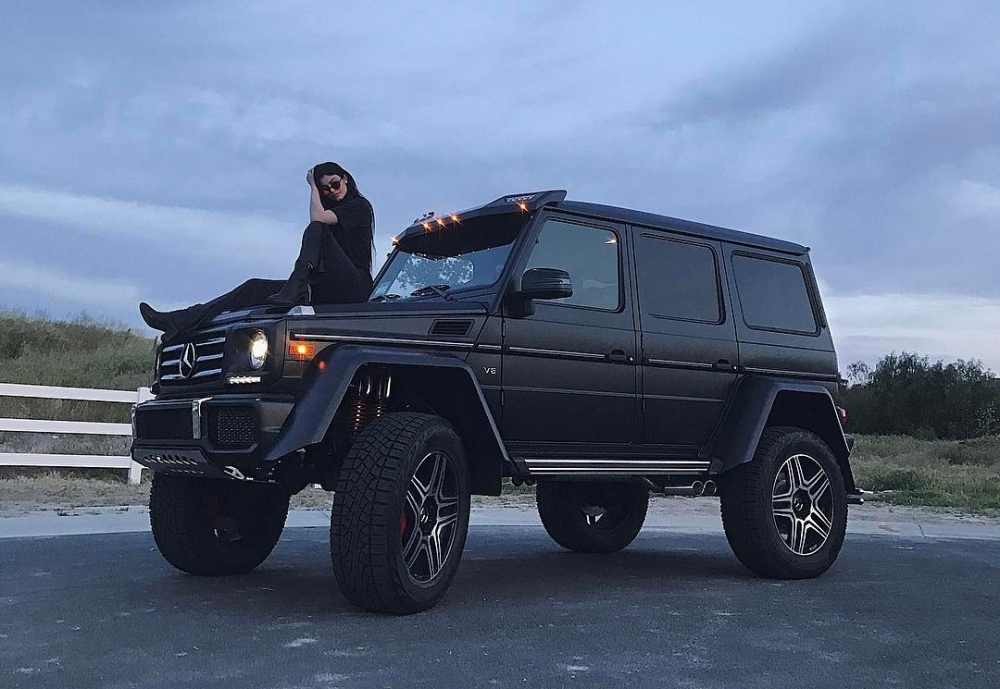Em gái cô Kim Em gái cô Kim siêu vòng ba cùng chiếc Mercedes-Benz G-Class đã được độ lại